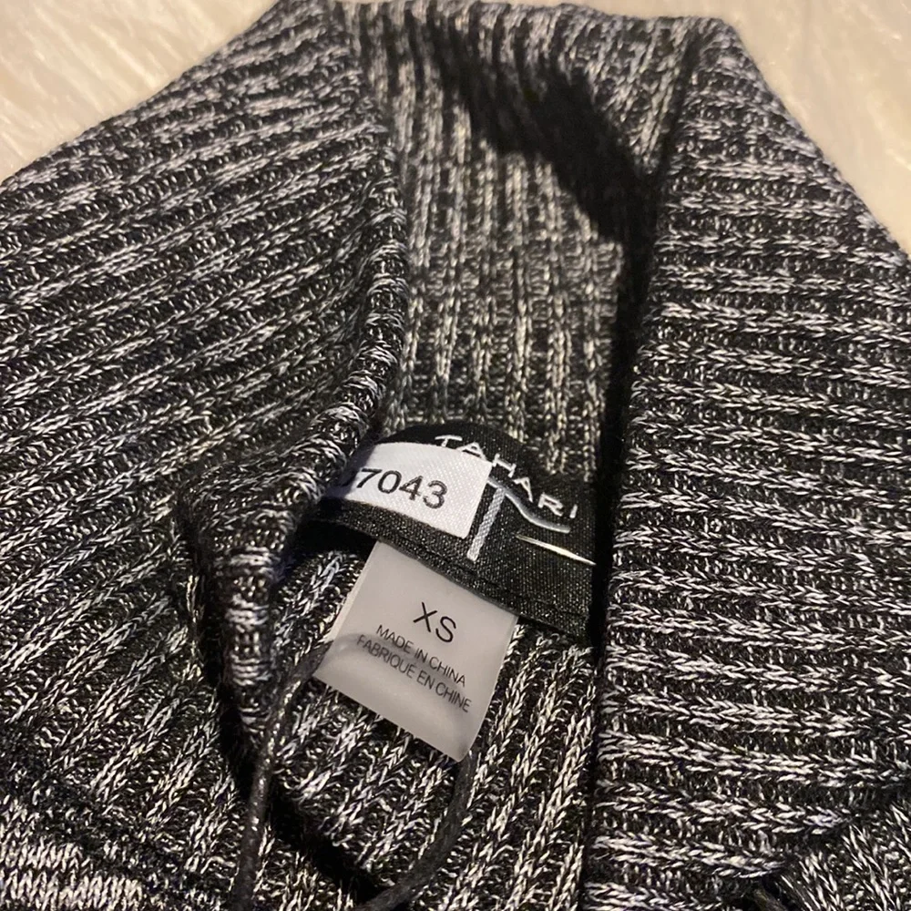 Tahari Women’s Size xsmall Loose Fit Turtle Neck Sweater Black space dye NWT - Picture 4 of 5